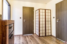Prodej bytu v nízkopodlažním domě, 2+kk, 45 m2, 3.NP, ulice Dolnoměcholupská, Praha 10