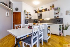 Prodej prostorného bytu 3+kk, 112 m2 + 15 m2 terasa, ulice Na Kovárně, Praha - Dolní Měcholupy. 