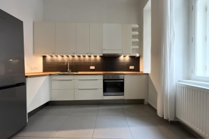 Pronájem  bytu 2+kk, 42 m2, ve 2.NP, cihlového domu,  ulice Jirečkova, Praha 7 
