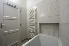 Pronájem  bytu 2+kk, 42 m2, ve 2.NP, cihlového domu,  ulice Jirečkova, Praha 7 