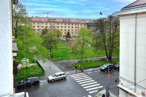 Pronájem bytu 2 + kk + balkon, 45 m2 + 1,5 m2, 3.patře, ulice N. A. Někrasova, Praha 6 - Bubeneč. 