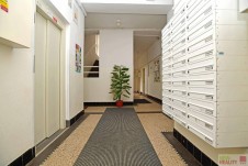Pronájem bytu 2 + kk + balkon, 45 m2 + 1,5 m2, 3.patře, ulice N. A. Někrasova, Praha 6 - Bubeneč. 