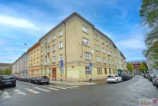 Pronájem bytu 2 + kk + balkon, 45 m2 + 1,5 m2, 3.patře, ulice N. A. Někrasova, Praha 6 - Bubeneč. 