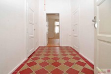 Pronájem bytu 2 + kk + balkon, 45 m2 + 1,5 m2, 3.patře, ulice N. A. Někrasova, Praha 6 - Bubeneč. 