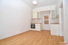 Pronájem bytu 2 + kk + balkon, 45 m2 + 1,5 m2, 3.patře, ulice N. A. Někrasova, Praha 6 - Bubeneč. 