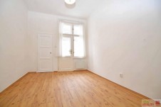 Pronájem bytu 2 + kk + balkon, 45 m2 + 1,5 m2, 3.patře, ulice N. A. Někrasova, Praha 6 - Bubeneč. 