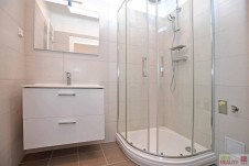Pronájem bytu 2 + kk + balkon, 45 m2 + 1,5 m2, 3.patře, ulice N. A. Někrasova, Praha 6 - Bubeneč. 