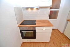 Pronájem bytu 2 + kk + balkon, 45 m2 + 1,5 m2, 3.patře, ulice N. A. Někrasova, Praha 6 - Bubeneč. 