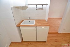 Pronájem bytu 2 + kk + balkon, 45 m2 + 1,5 m2, 3.patře, ulice N. A. Někrasova, Praha 6 - Bubeneč. 