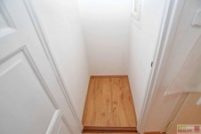 Pronájem bytu 2 + kk + balkon, 45 m2 + 1,5 m2, 3.patře, ulice N. A. Někrasova, Praha 6 - Bubeneč. 