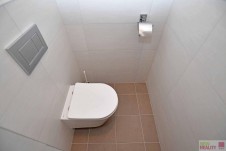 Pronájem bytu 2 + kk + balkon, 45 m2 + 1,5 m2, 3.patře, ulice N. A. Někrasova, Praha 6 - Bubeneč. 