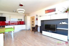 Pronájem bytu  3+kk,  65 m2 + terasa 10 m2  + garážové stání , Mazurská , Praha 8 - Troja