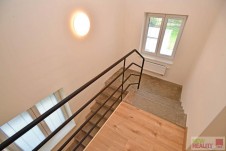Pronájem mezonetového bytu 4+kk, 171,75 m2 s garáží, zahradou 388 m2,  Praha 4