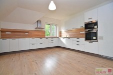 Pronájem mezonetového bytu 4+kk, 171,75 m2 s garáží, zahradou 388 m2,  Praha 4