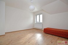 Pronájem mezonetového bytu 4+kk, 171,75 m2 s garáží, zahradou 388 m2,  Praha 4